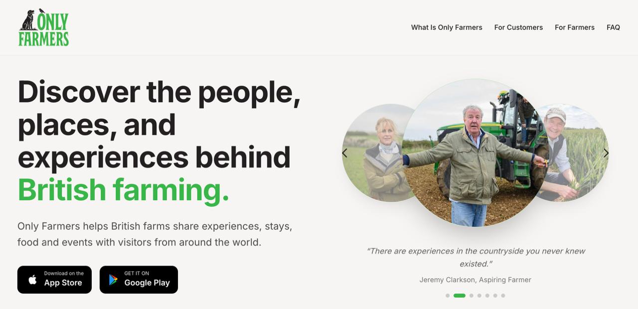 Джереми Кларксон на ферме с телефоном, рядом табличка OnlyFarmers, трактор, коровы, корзина овощей и ироничная атмосфера сельского Airbnb