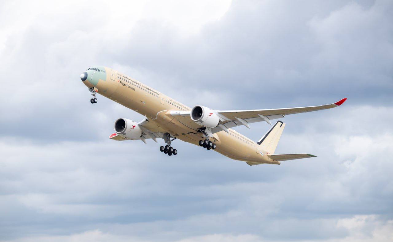 Airbus A350-1000ULR Qantas летит над облаками на рассвете как самолёт для сверхдальних беспосадочных рейсов