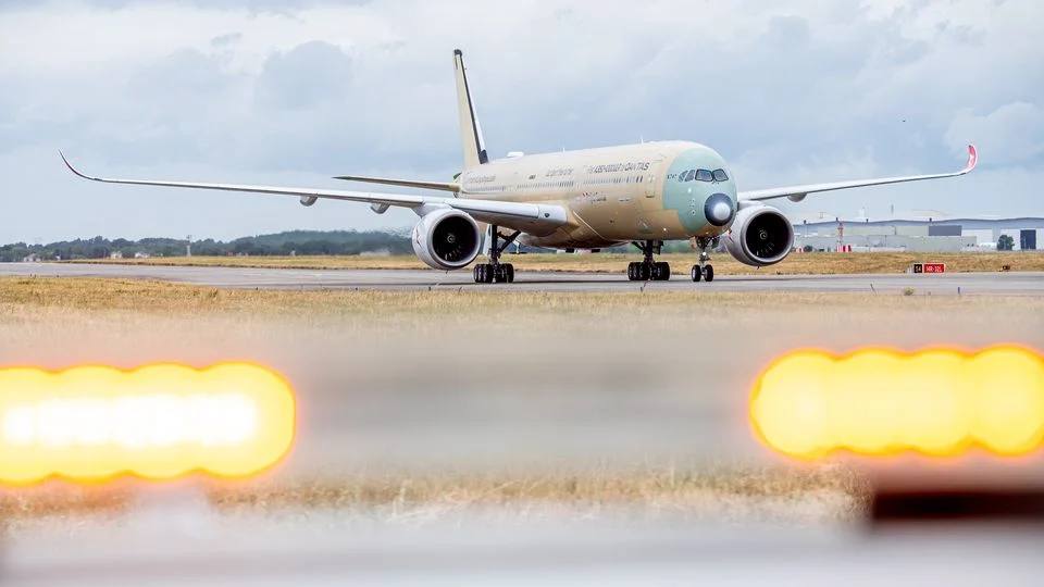 Airbus A350-1000ULR Qantas летит над облаками на рассвете как самолёт для сверхдальних беспосадочных рейсов