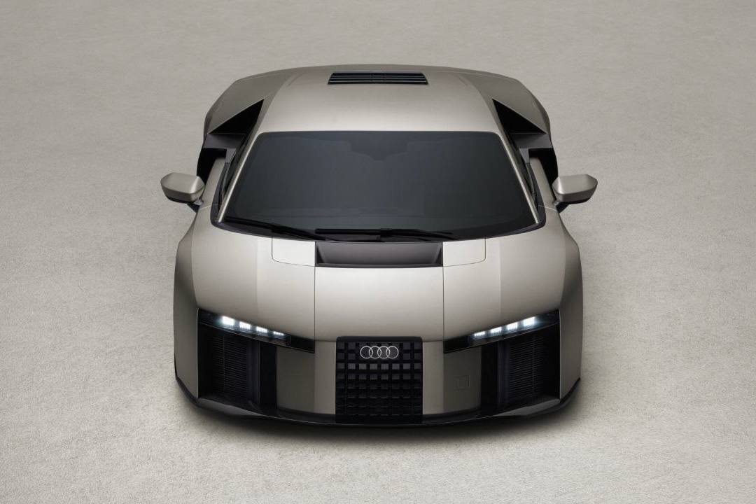 Audi Nuvolari — футуристический гибридный суперкар на ночной трассе с исторической тенью гонщика Тацио Нуволари и кольцами Audi